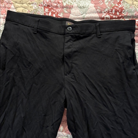 Lee Woman's Classic Black straight leg dress pants. (Worn but no flaws.) Size 20 - Picture 4 of 4